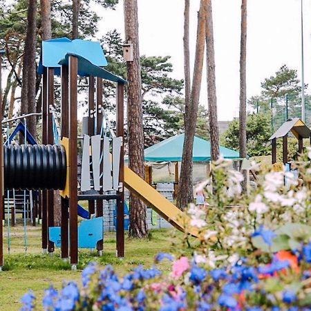 Forest Family Resort - Domki Caloroczne Ustka Bagian luar foto