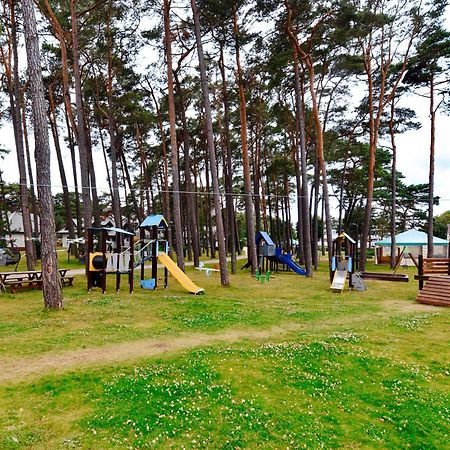 Forest Family Resort - Domki Caloroczne Ustka Bagian luar foto