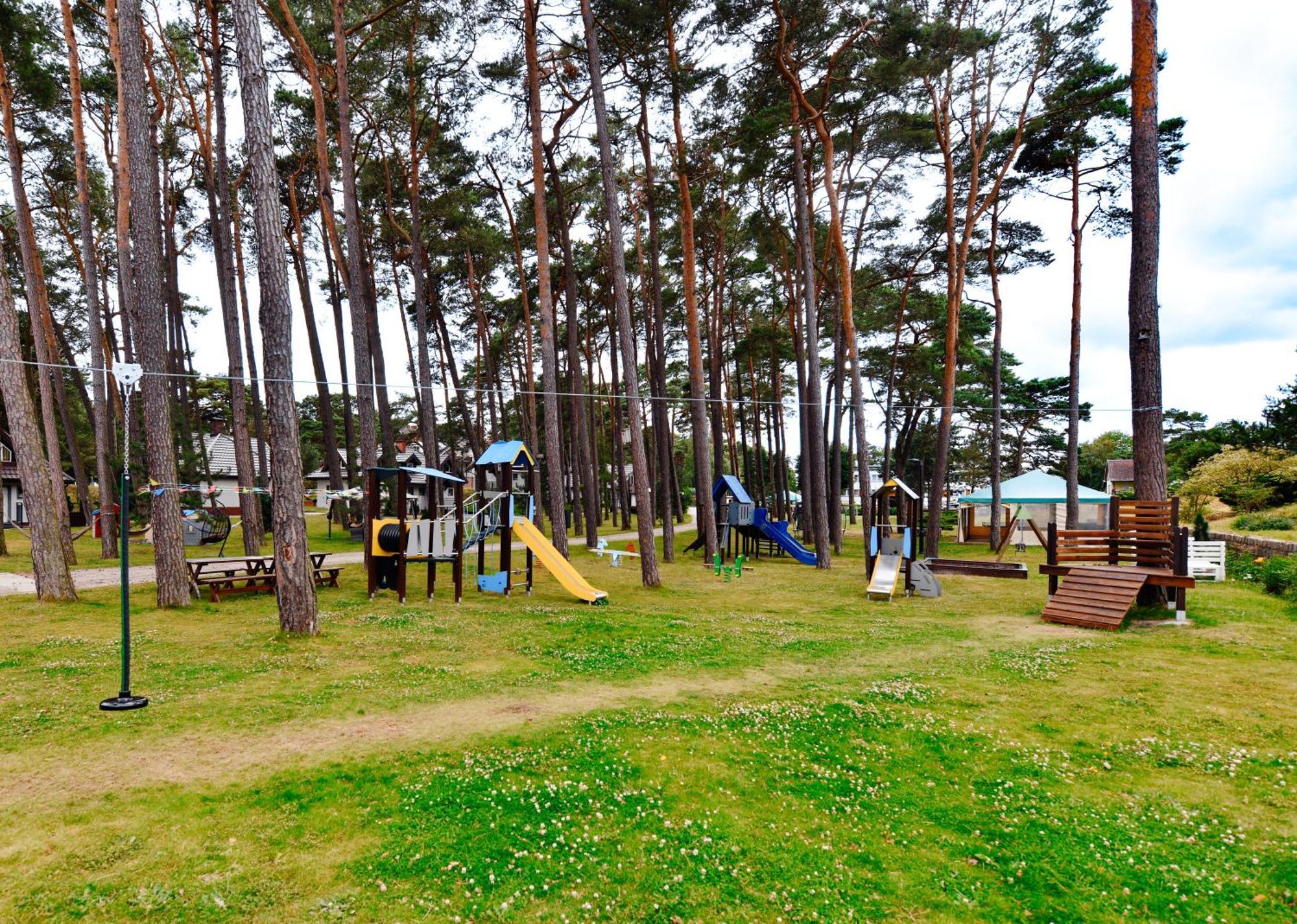 Forest Family Resort - Domki Caloroczne Ustka Bagian luar foto