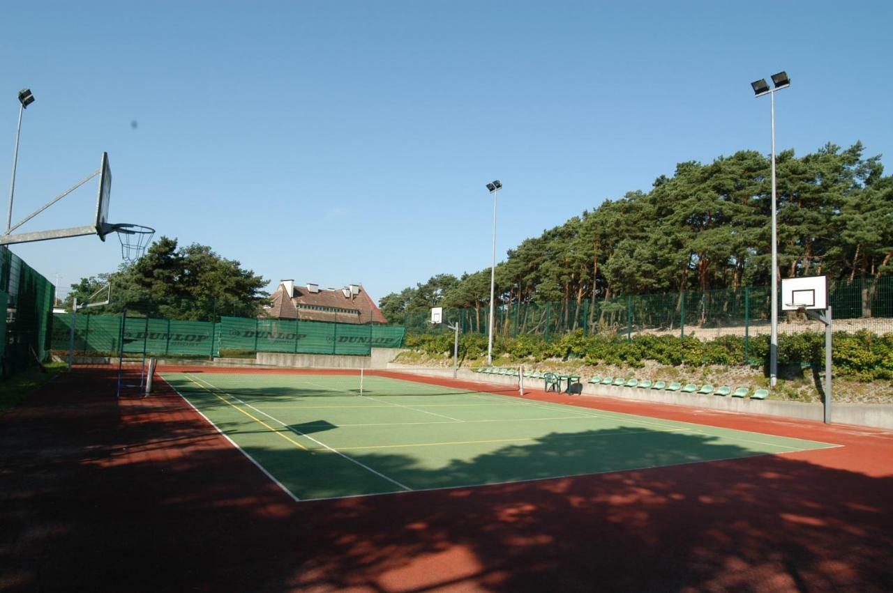 Forest Family Resort - Domki Caloroczne Ustka Bagian luar foto