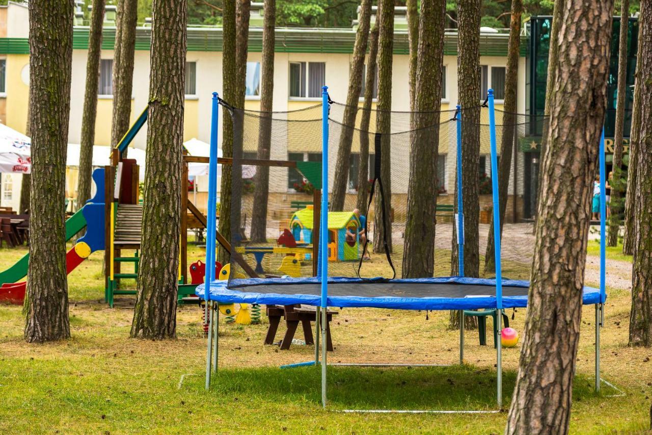 Forest Family Resort - Domki Caloroczne Ustka Bagian luar foto